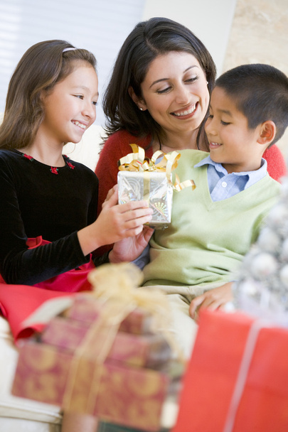 Mother Sitting With Her Son And Daughter,Exchanging Christmas Gi - Foto, Imagem