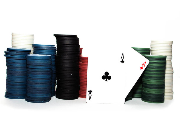 Пластиковые фишки казино сложены на белом фоне. Игра в покер - Фото, изображение