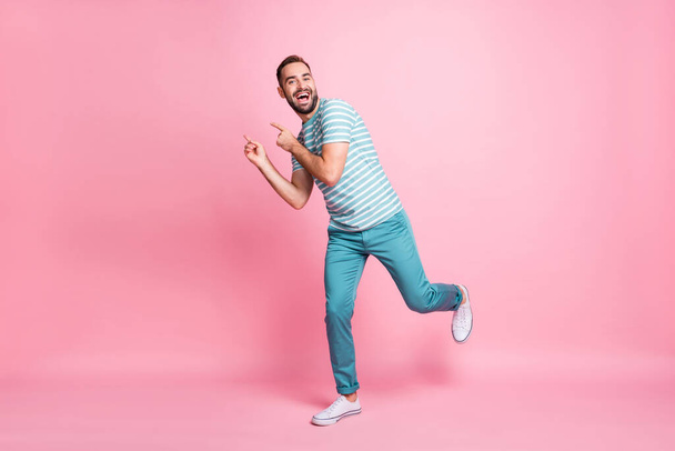 Plná délka tělo velikost pohled na atraktivní opatrný funky veselý chlap tanec s zábavou blázinec izolované přes růžové pastelové barvy pozadí - Fotografie, Obrázek