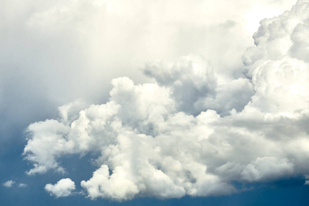 Witte poreuze wolken aan de blauwe lucht, bewolkt landschap. - Foto, afbeelding