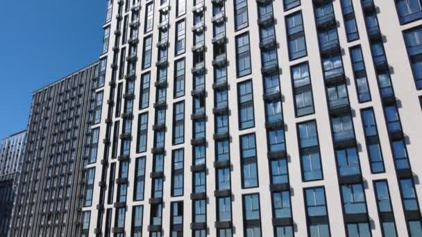 Modern épület ablakokkal és erkéllyel - Felvétel, videó