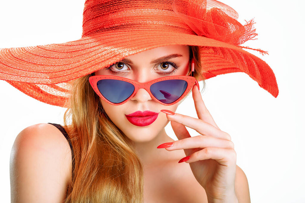 молода краса з солом'яним капелюхом і сонцезахисними окулярами
 - Фото, зображення