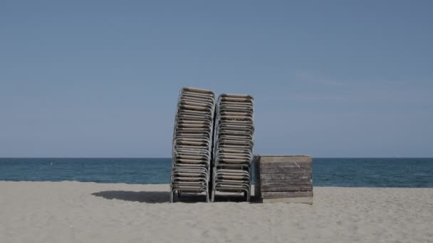 Cadeiras empilhadas na praia - Filmagem, Vídeo