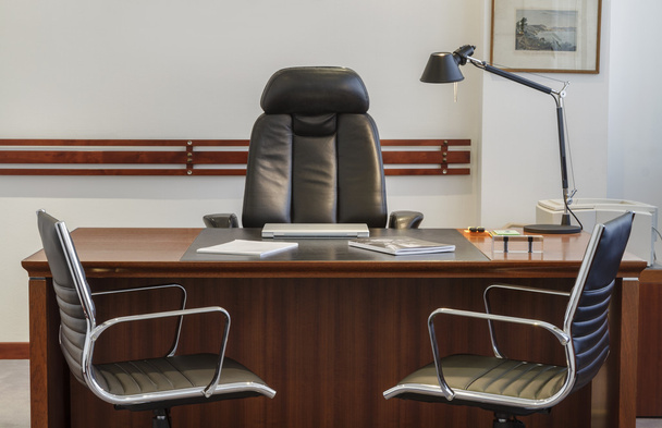 Шкіряний офісний стілець і письмовий стіл
 - Фото, зображення