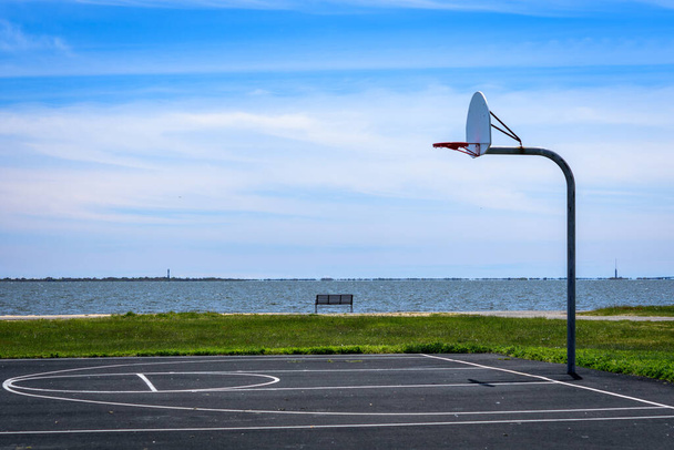 Poloviční hřiště na basketbal v parku - Fotografie, Obrázek