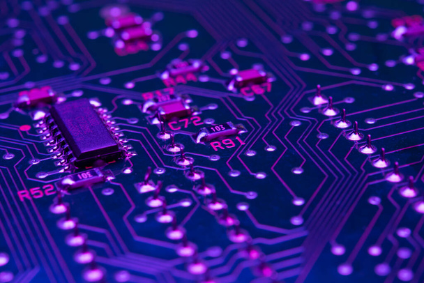 Componenti di circuiti elettronici resistenze chip illuminate con luce al neon - Foto, immagini