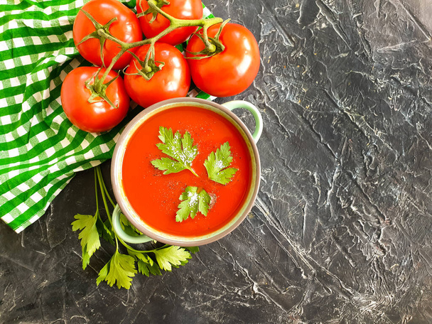 sopa de tomate, perejil sobre fondo de hormigón - Foto, imagen