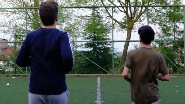 kaksi miestä urheilu puutarha - Materiaali, video
