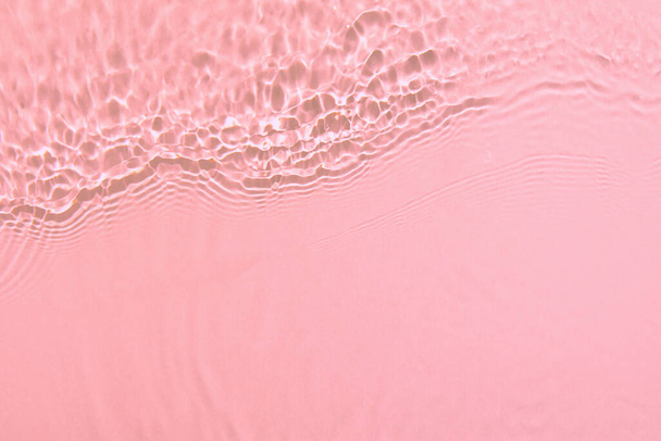 ροζ διάφανη επιφάνεια διαυγές νερό υφή καλοκαιρινό φόντο - Φωτογραφία, εικόνα