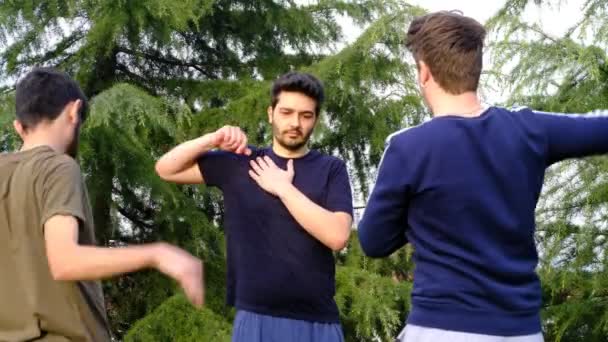 Caliente se mueve joven hombre deportes - Metraje, vídeo
