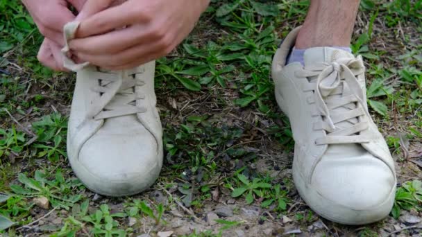 junger Mann bindet Schuhe - Filmmaterial, Video