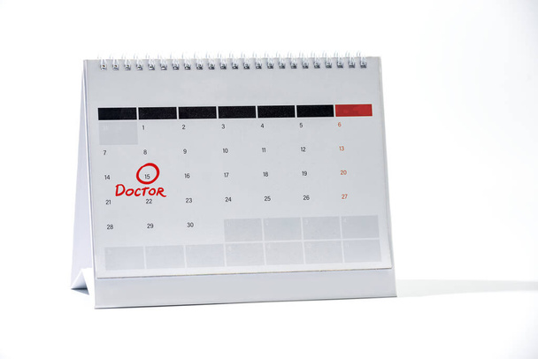 Rosso cerchio marcatura medico Appuntamento sul foglio di calendario. Segno sul calendario - Data del calendario con cerchio rosso. - Foto, immagini