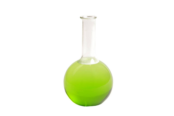 un vaso químico de vidrio lleno de líquido aislado en blanco. frascos químicos.  - Foto, Imagen