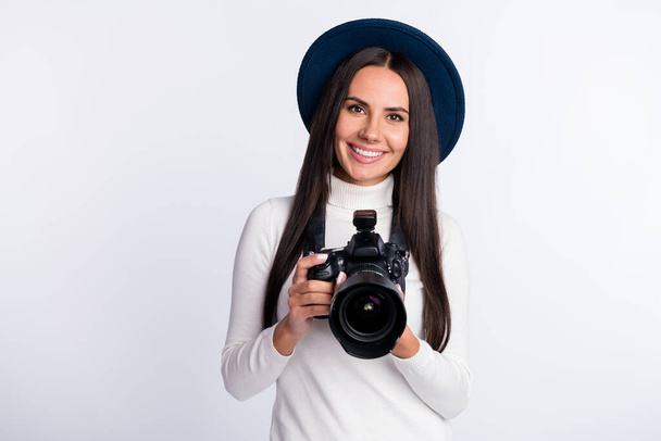 Kuva houkutteleva nuori onnellinen nainen valokuvaaja hymyillä hyvällä tuulella kulumista hattu eristetty harmaa väri tausta - Valokuva, kuva
