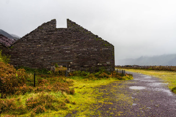 Derelict slate building in Dinorwic quarry, above Llanberis on wet day. Snowdonia, North Wales, UK, - Photo, image