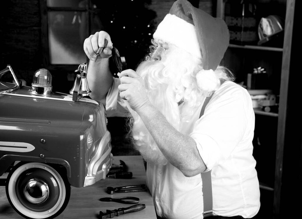 Taller de Santa en el polo norte. Santa en su taller haciendo nuevos juguetes para regalos de Navidad para niños de todo el mundo. TALLER DE SANTA.  - Foto, Imagen