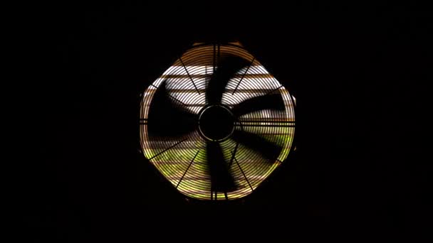 Großer Ventilator in der Wand dreht sich in Echtzeit - Filmmaterial, Video