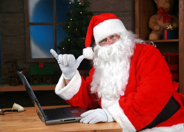 Santova dílna na severním pólu. Santa ve své dílně vyrábí nové hračky pro vánoční dárky pro děti po celém světě. SANTA'S WORKSHOP.  - Fotografie, Obrázek