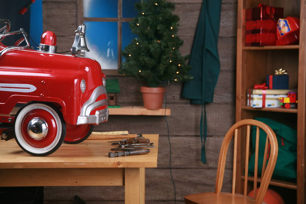 Робоча майстерня Санти на північному полюсі. Санта у своїй майстерні виготовляє нові іграшки для різдвяних подарунків для дітей по всьому світу. SANTA'S WORKSHOP.  - Фото, зображення