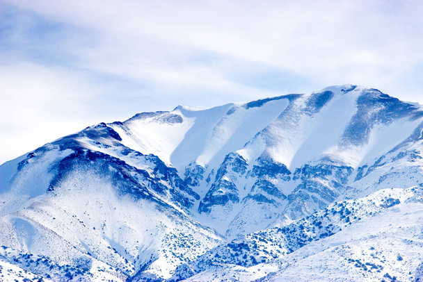 Χιονισμένα βουνά στο φόντο της φύσης - Φωτογραφία, εικόνα