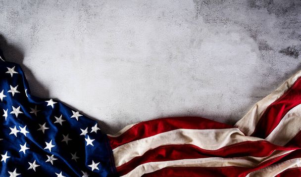 Gelukkige Onafhankelijkheidsdag: 4 juli, Amerikaanse vlag op donkere stenen achtergrond met de tekst. - Foto, afbeelding