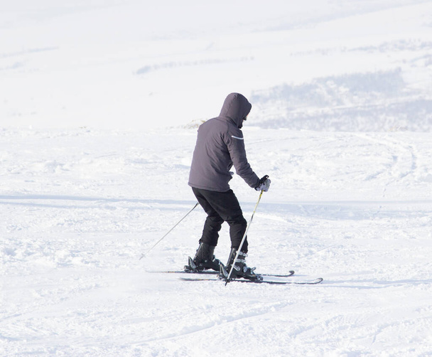 Jízda z hory na lyžích, sportovní akce na lyžích. - Fotografie, Obrázek