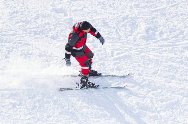 La balade de la montagne sur les skis, les événements sportifs ski. - Photo, image