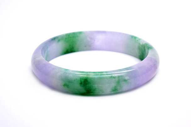 Lila und grüne burmesische Jade-Armband isoliert auf weißem Hintergrund - Foto, Bild