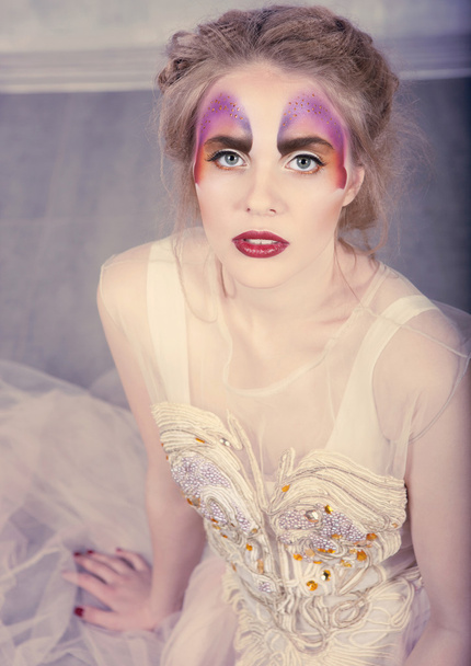 Mulher com perfeita maquiagem borboleta e penteado
 - Foto, Imagem
