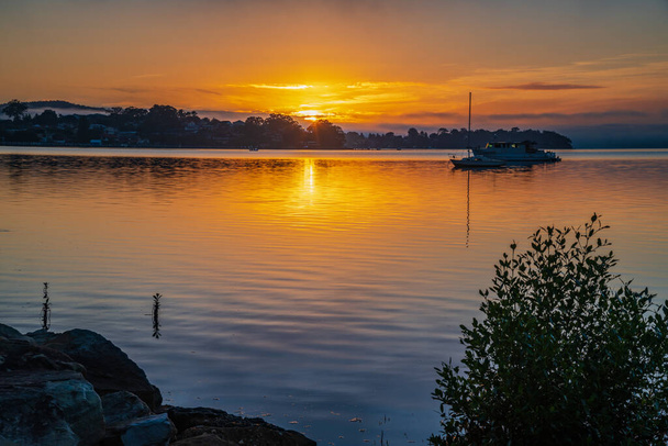 A soft pretty sunrise with boats and fog at Koolewong Waterfront on the Central Coast, NSW, Australia. - Foto, Imagem