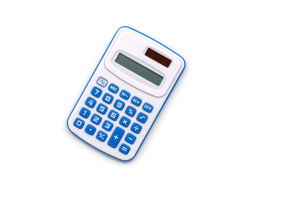 Calculadora básica aislada para niños sobre fondo blanco, imagen plana, calculadora linda con una célula solar, color blanco del cuerpo, botones azules. - Foto, Imagen