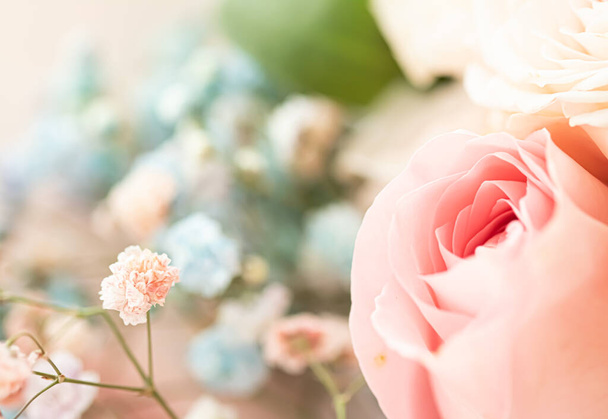 Kwiat róży w ogrodzie, kwiatowe piękno i botaniczne tło dla zaproszenia na ślub i kartki okolicznościowe, koncepcja przyrody i środowiska - Zdjęcie, obraz