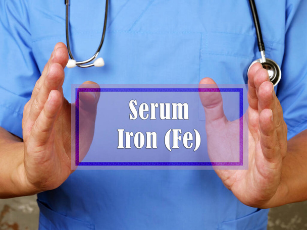Концепція охорони здоров'я означає Serum Iron (Fe) з фразою на аркуші паперу - Фото, зображення