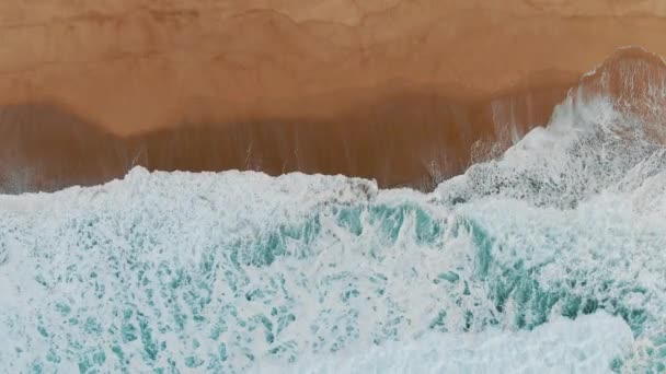 zeegezicht met oceaan golven rollen op leeg strand bovenaanzicht - Video