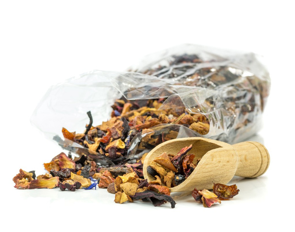 eine Tüte frischer Teeblätter mit Holzlöffel - Foto, Bild