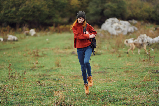 žena turistka s batohem chůze v terénu cestování hory zábava - Fotografie, Obrázek