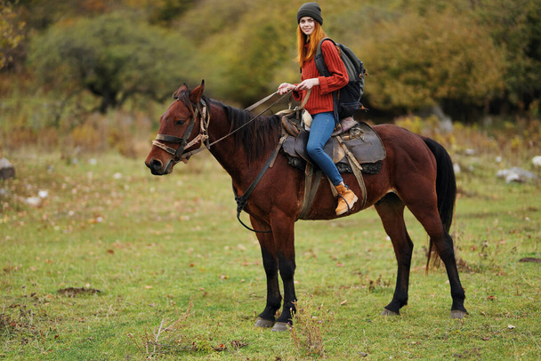 nainen patikoija vuorilla ratsastus hevonen matkustaa elämäntapa - Valokuva, kuva