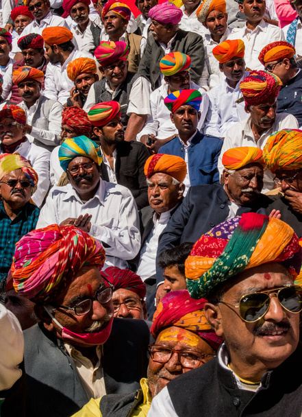 Jaisalmer, Rajasthan, Hindistan - 15 Ocak 2021: insanlar yeni kralın taç giyme törenini izlemek için toplandı  - Fotoğraf, Görsel
