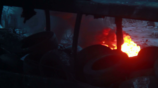 gumowe opony palić w zimie - Materiał filmowy, wideo