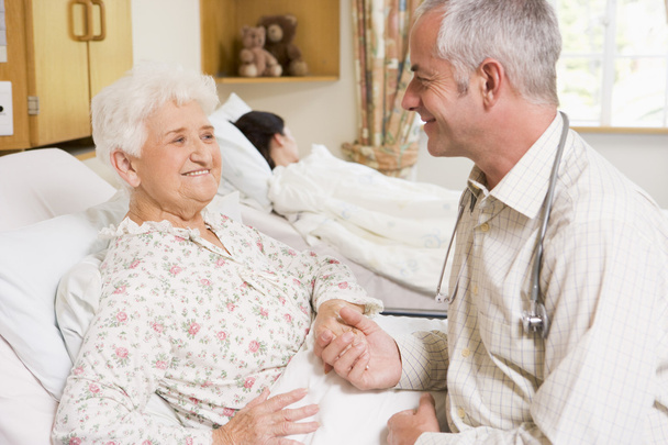 Doctor Sitting With Senior Woman In Hospital - Foto, Imagem