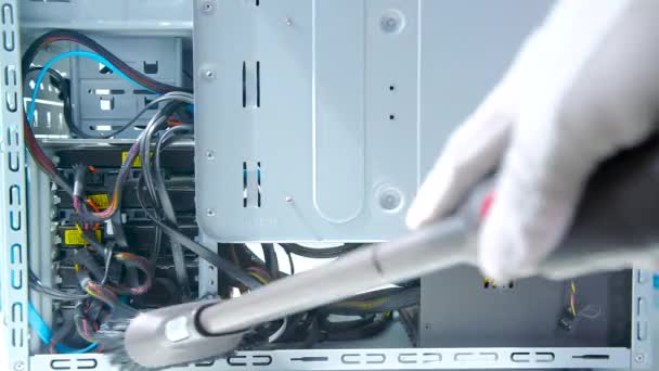 Arbeiter reinigen PC-Gehäuse mit Geräten von Staub oder Schmutz mit Staubsauger - Filmmaterial, Video