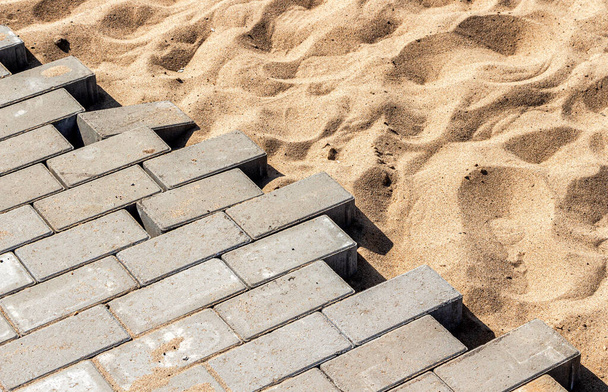 Položení betonových dlaždic na podklad písku - Fotografie, Obrázek