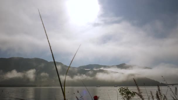 Japonya 'daki Fuji Dağı yakınlarında, Kawaguchi Gölü' nde güneş öylesine yüksekti ki. - Video, Çekim