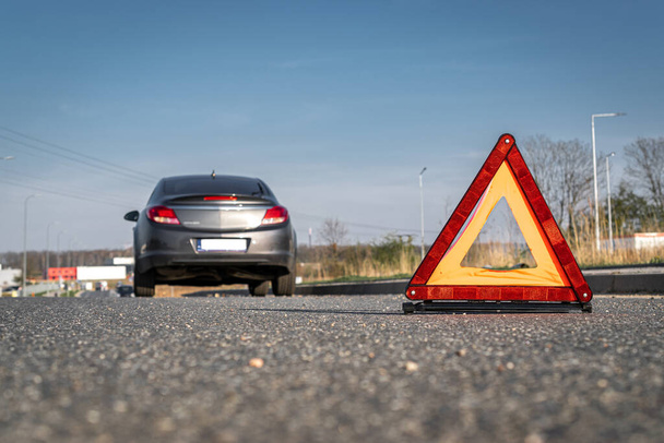 Motorlu araç sorunu. Otomobil kazası üçgeni yolda. Araç arızası kavramı - Fotoğraf, Görsel