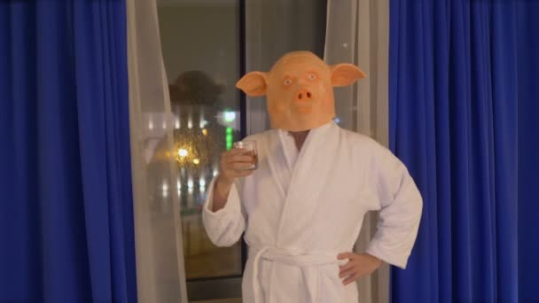Чоловік у свинячій масці розслабляє і п'є віскі після роботи в 4k повільний рух 60fps
 - Кадри, відео
