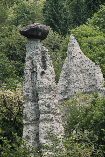 Piramidy formacji Zone Rock, znany również jako kominy bajkowe, piramidy ziemi, hoodoo Monument Rocks (Piramidy Kredy) Strefy (ISEO) jezioro Lombardia Włochy - Zdjęcie, obraz