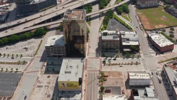 Veduta aerea di vari edifici lungo l'autostrada. Drone volante in avanti, inclinare verso il basso i filmati di immobili commerciali a più piani con facciata in vetro. Dallas, Texas, Stati Uniti - Filmati, video