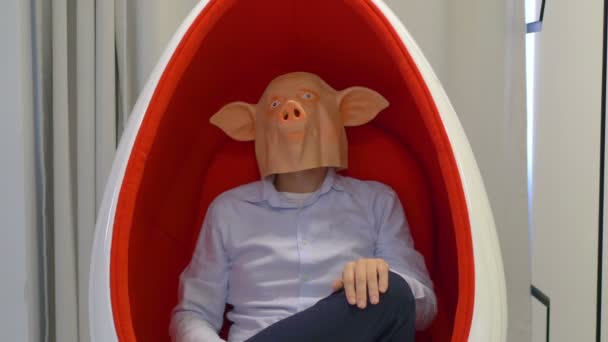 Mann in Schweinemaske zeigt Nein in 4k Zeitlupe 60fps - Filmmaterial, Video
