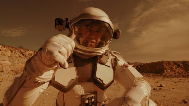 Άντρας αστροναύτης μαγνητοσκόπηση βίντεο στον Άρη - Φωτογραφία, εικόνα