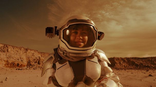 Женщина-астронавт смотрит в камеру на Марсе - Фото, изображение